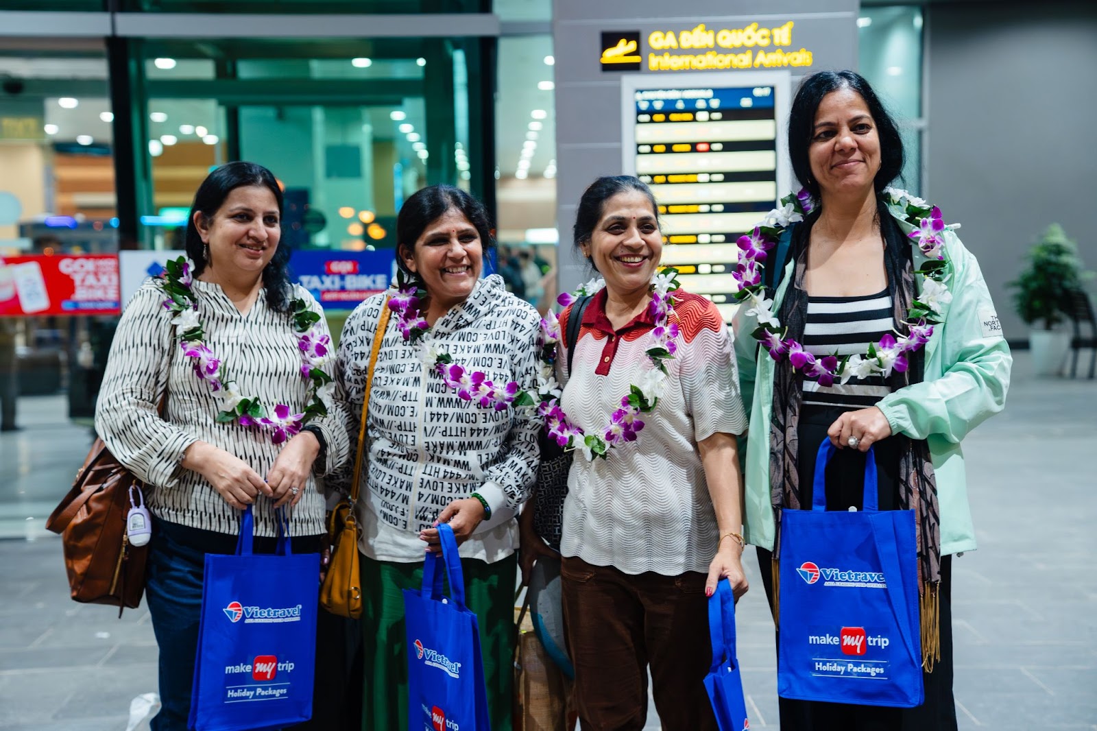 Hình ảnh những du khách Ấn Độ trong loạt chuyến bay thẳng mới tới đảo ngọc