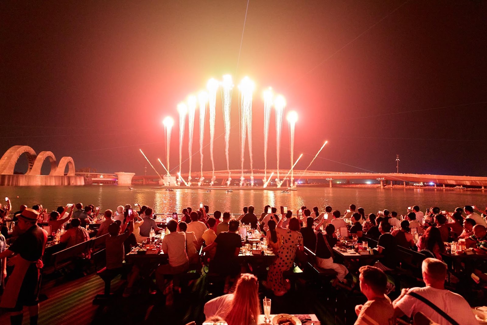 Các show diễn nghệ thuật đẳng cấp thường xuyên được tổ chức tại Thị trấn Hoàng Hôn (Sunset Town)