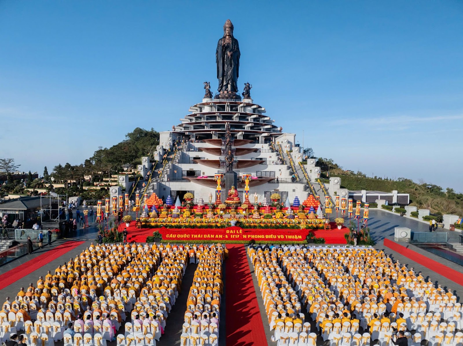 Đỉnh núi thiêng hội tụ dòng chảy Quá khứ - Hiện tại - Tương lai, hoàn thiện hành trình chiêm bái viên mãn cho du khách.