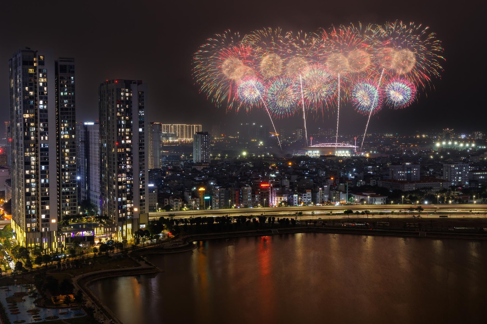 Khoảnh khắc pháo hoa bùng nổ rực rỡ trên bầu trời thủ đô trong tối tổng duyệt 21/1.