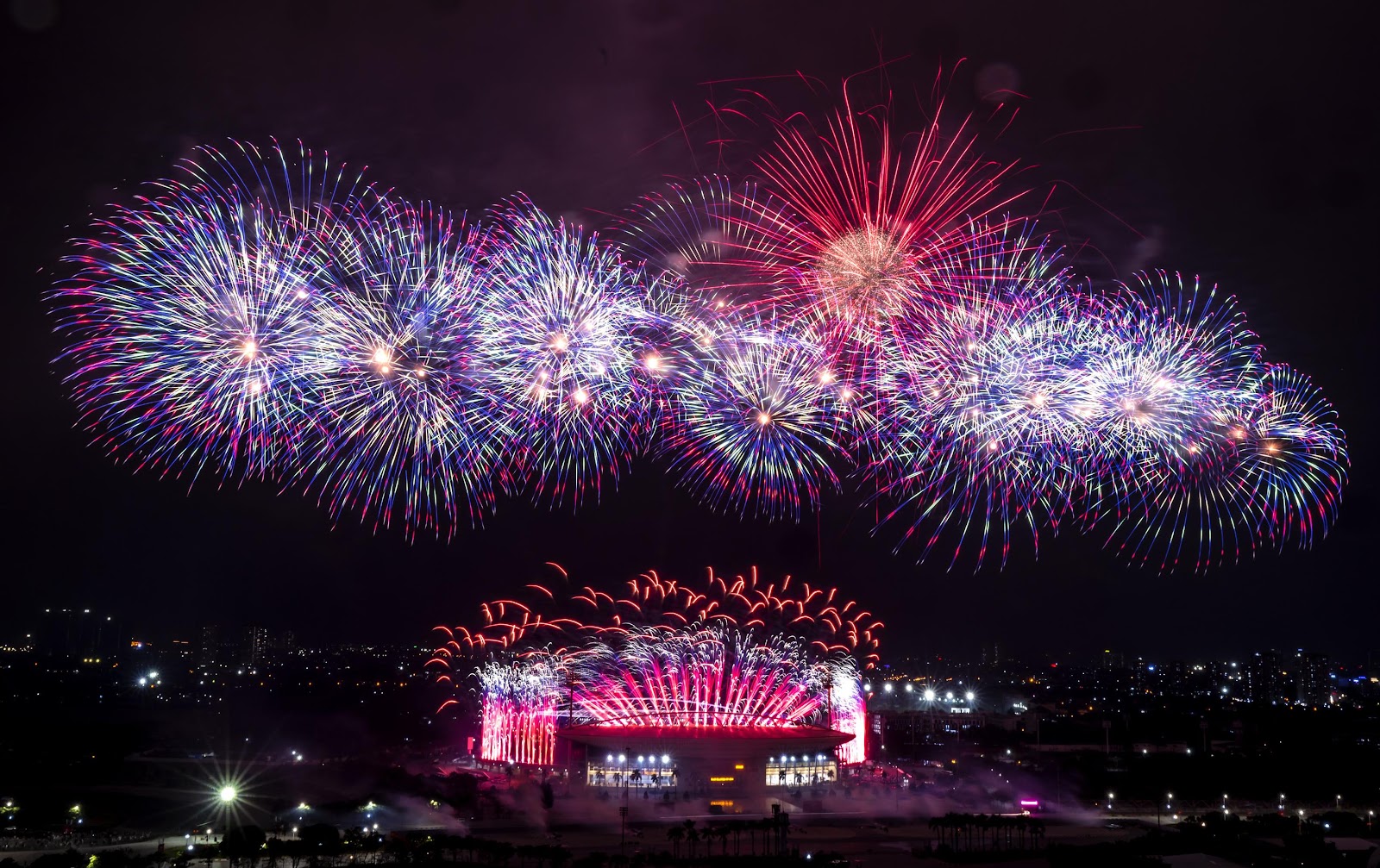 Chương trình chính thức dự kiến sẽ có 6 đợt bắn xuyên suốt, khép lại là màn trình diễn tầm cao 15 phút.