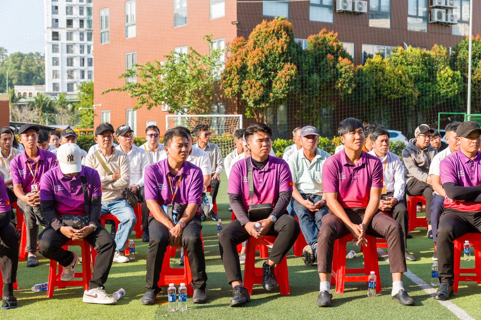 Từ sáng sớm, hàng trăm tài xế đang trực tiếp phục vụ cư dân và du khách tại Thị trấn Hoàng Hôn đã có mặt tham gia Chương trình Đào tạo Tài xế