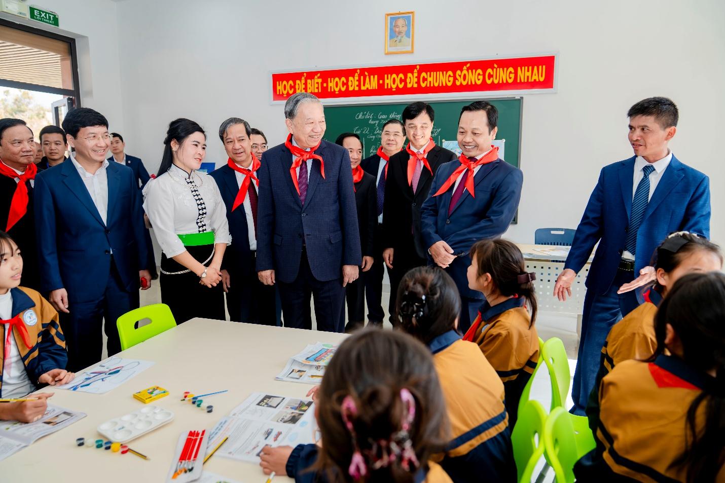 Tổng Bí thư Tô Lâm thăm lớp học, động viên thầy và trò trường liên cấp Si Pa Phìn. Ảnh: Ánh Dương