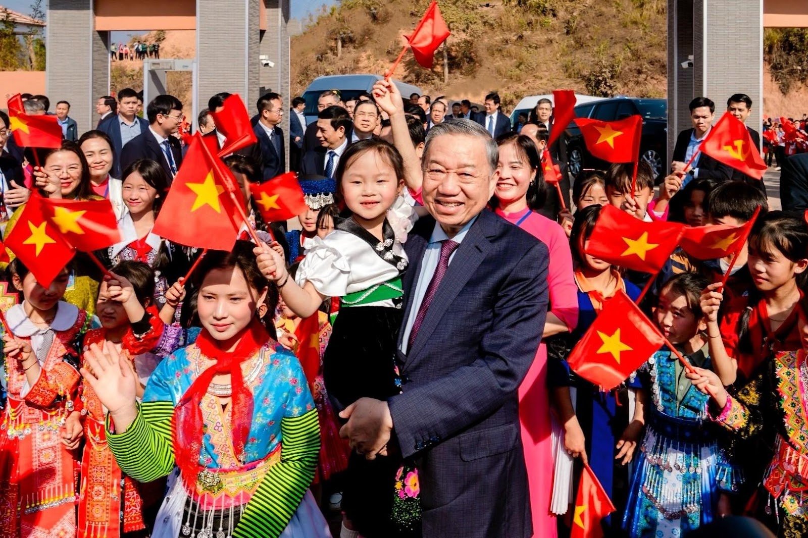 Niềm hân hoan trong ngày ngôi trường mới đi vào hoạt động, đánh dấu khởi đầu nhiều kỳ vọng cho thầy và trò vùng cao biên giới. Ảnh: Ánh Dương