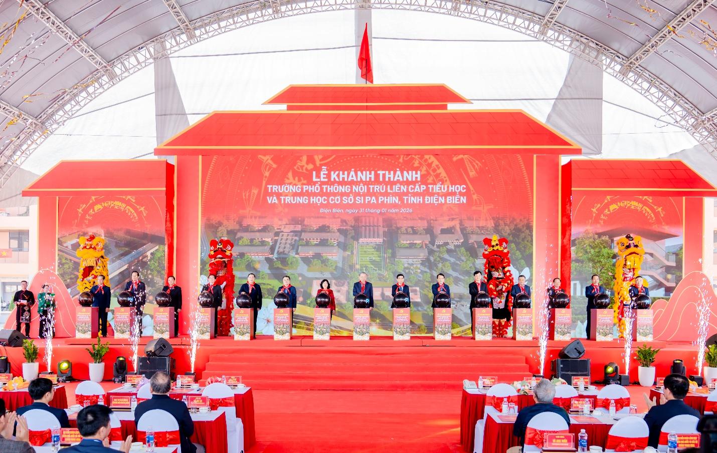 Lễ khánh thành Trường nội trú liên cấp xã Si Pa Phìn (tỉnh Điện Biên) diễn ra sáng 31/1. Ảnh: Ánh Dương