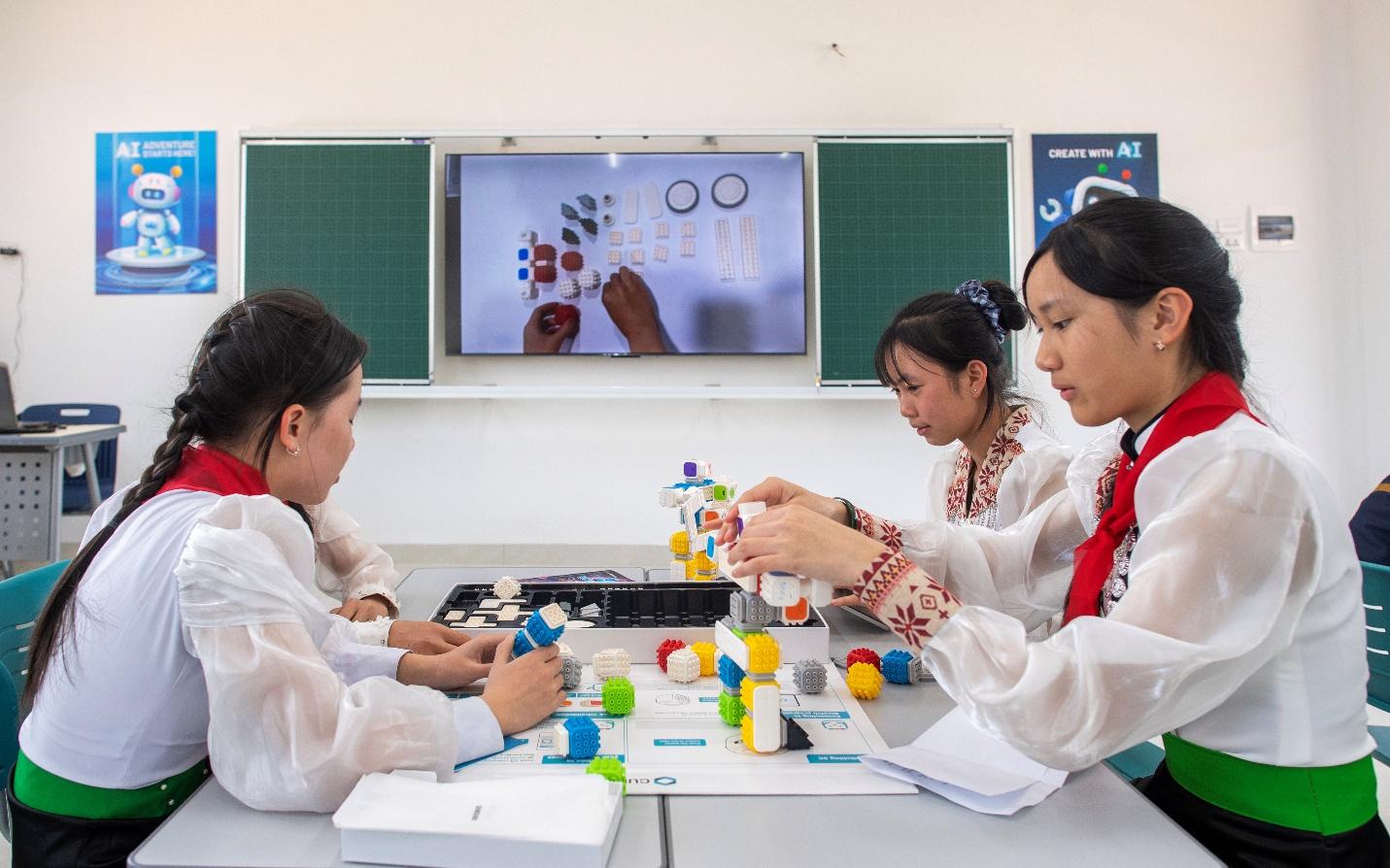 Các em học sinh háo hức khi lần đầu làm quen với môn học STEM. Ảnh: Việt Linh