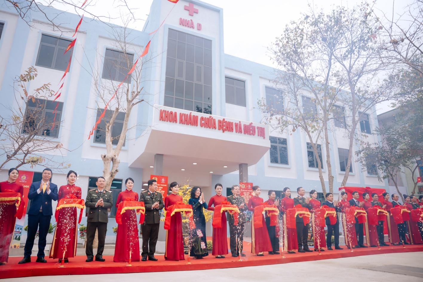 Các đại biểu thực hiện nghi thức cắt băng khánh thành tòa nhà khám chữa bệnh Trung tâm Y tế Tương Dương. Ảnh: Ánh Dương