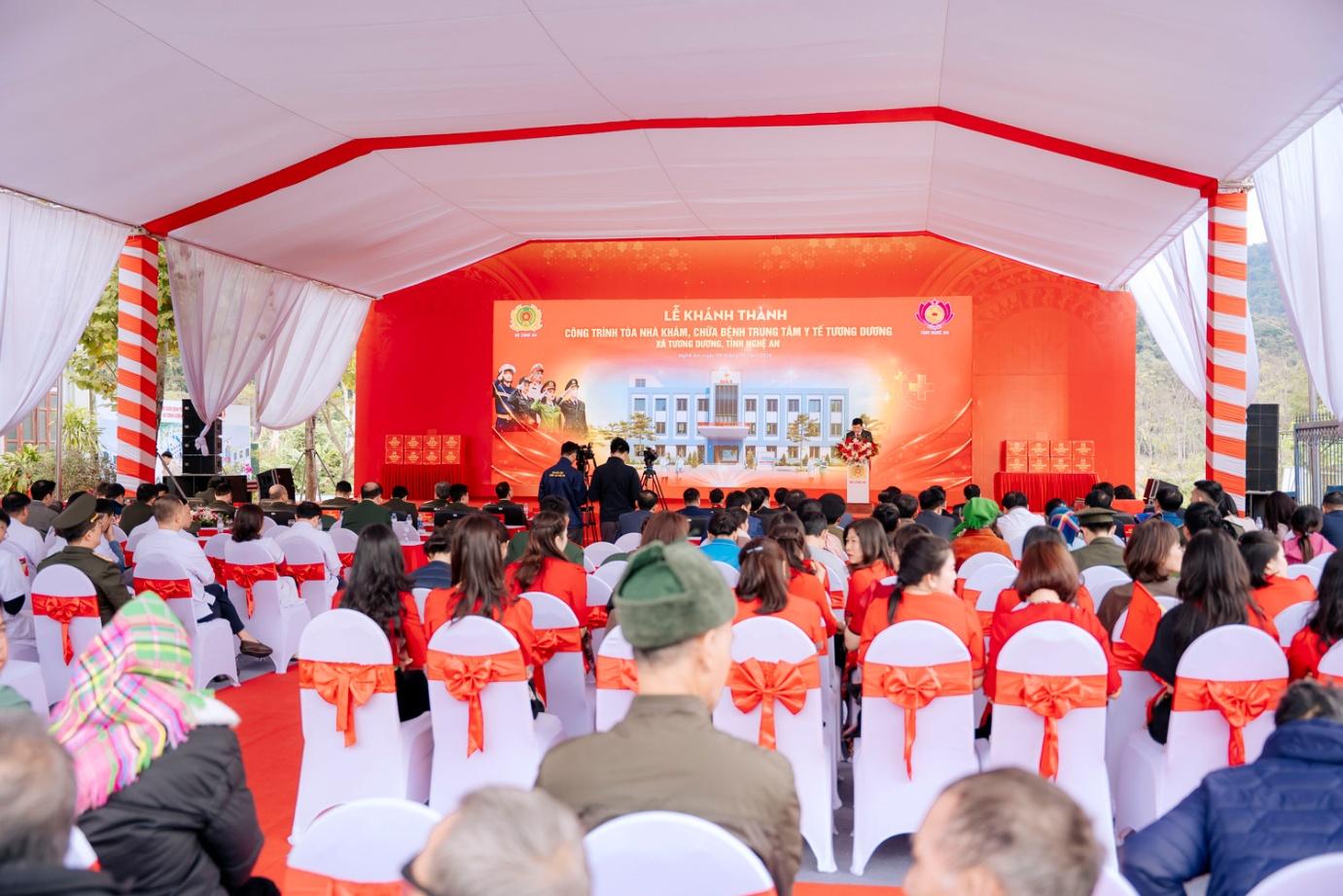 Toàn cảnh ra lễ khánh thành tòa nhà khám chữa bệnh Trung tâm Y tế Tương Dương. Ảnh: Ánh Dương