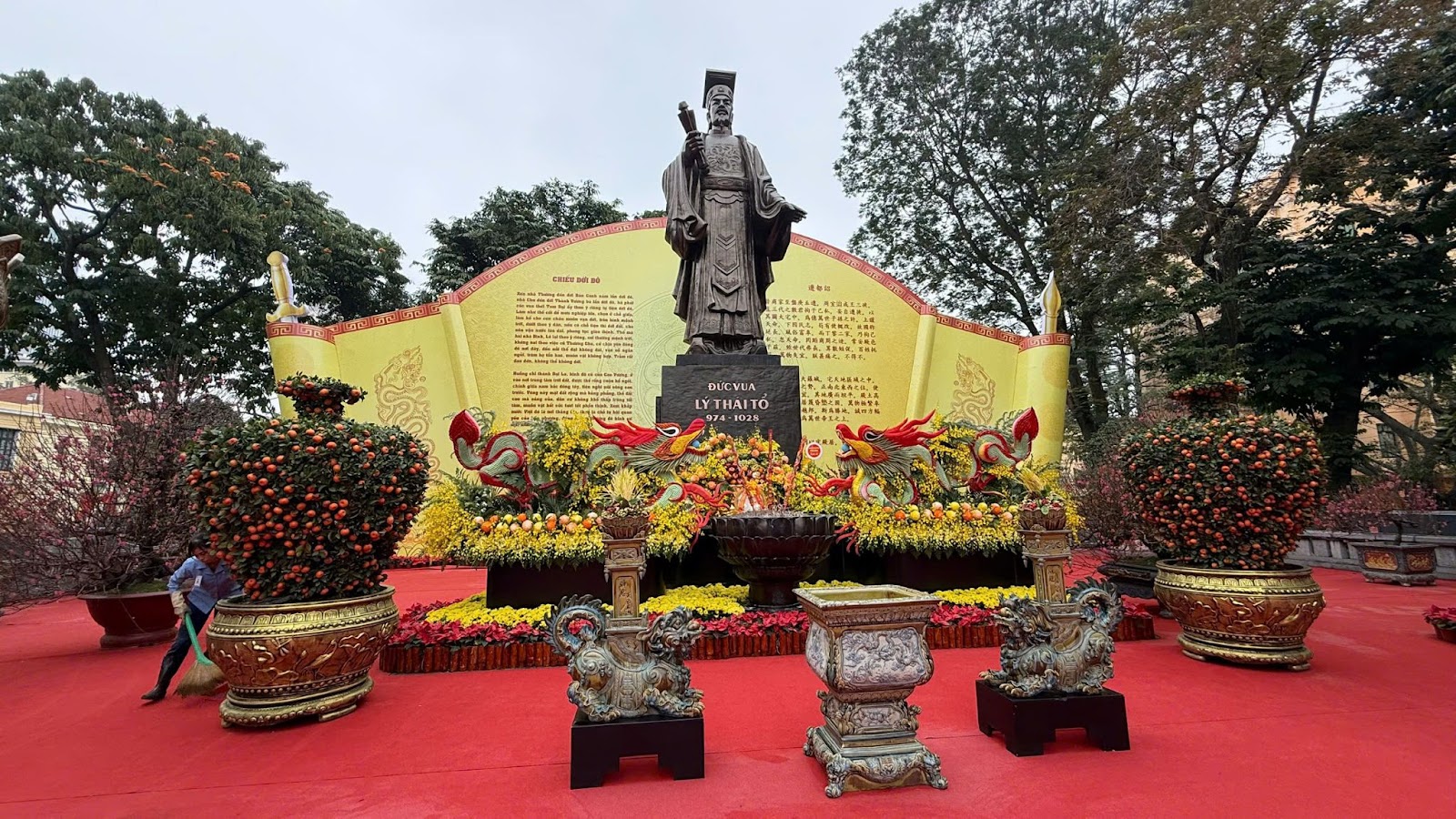 Không gian trang trí rực rỡ tại tượng đài Đức vua Lý Thái Tổ chào đón năm mới.