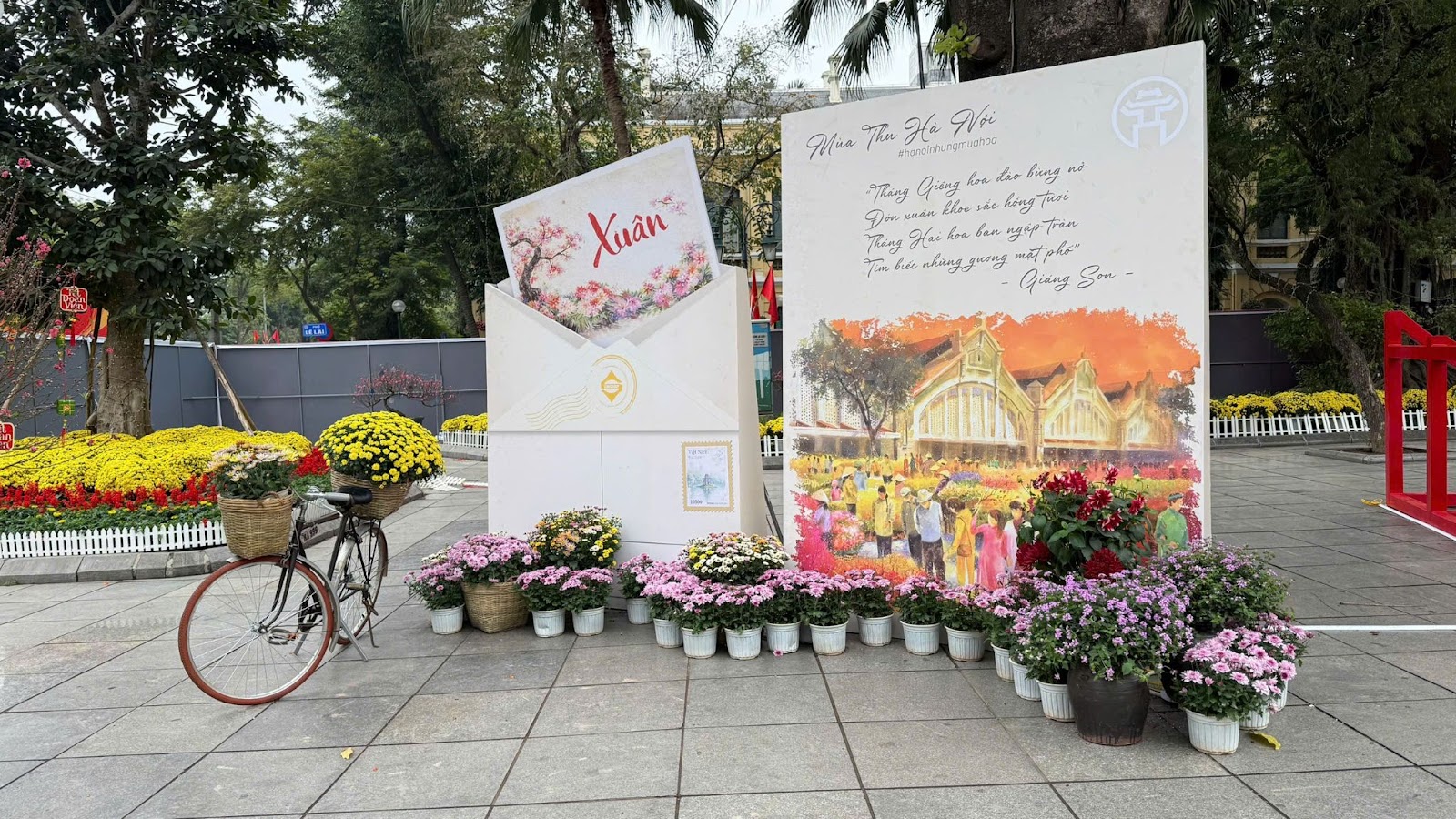 Cụm tiểu cảnh sắc xuân lấy cảm hứng từ ca khúc “Hà Nội 12 mùa hoa” của nhạc sĩ Giáng Son.