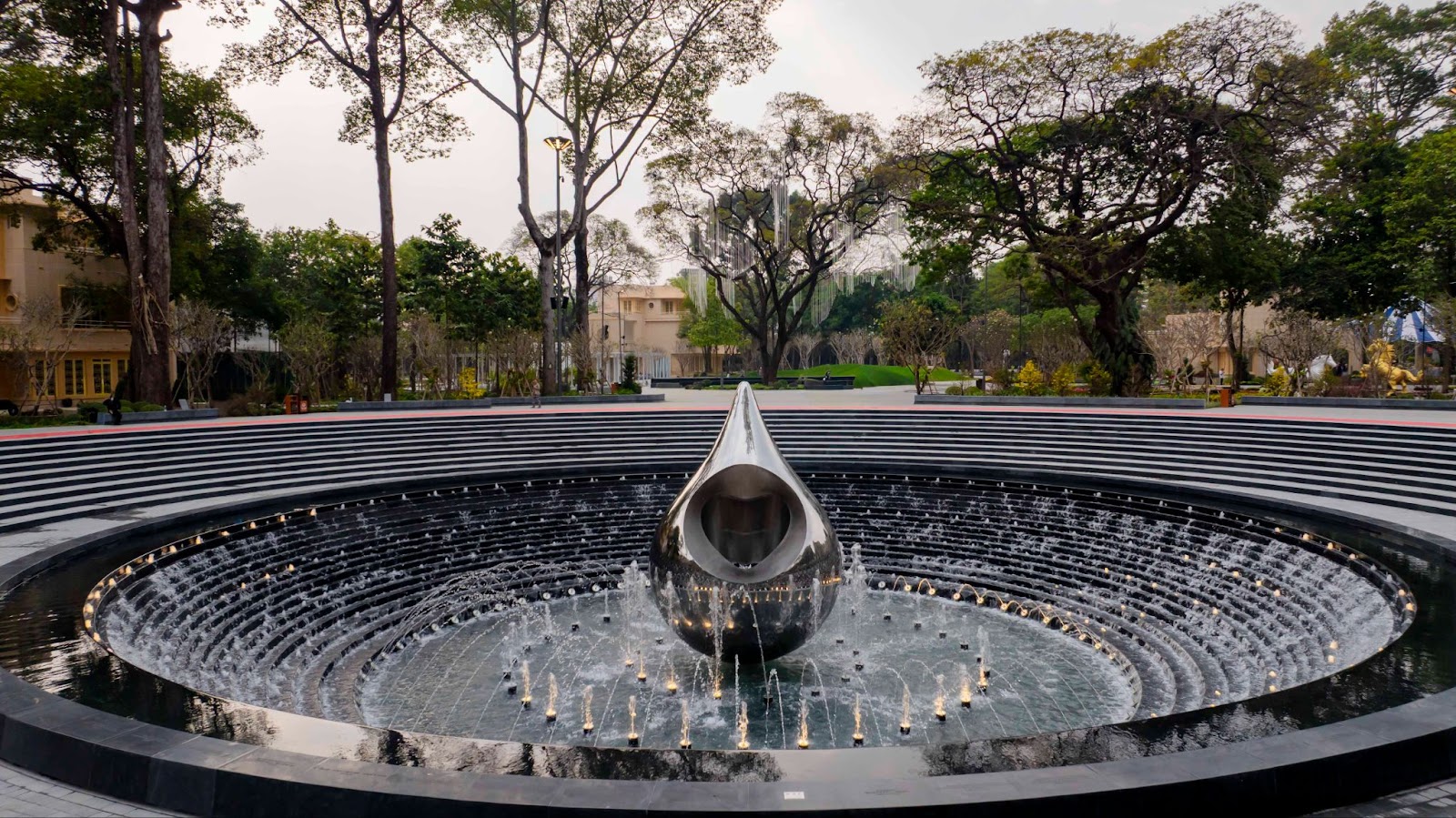 Tượng đài Giọt nước là điểm nhấn của công viên, mang nhiều ý nghĩa nhân văn và sâu lắng