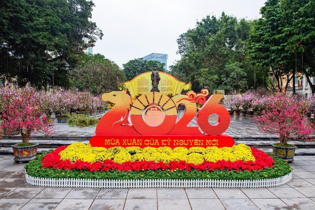 Không gian hoa xuân tại vườn hoa Lý Thái Tổ là điểm hẹn du xuân lý tưởng cho người dân Tết Bính Ngọ 2026.