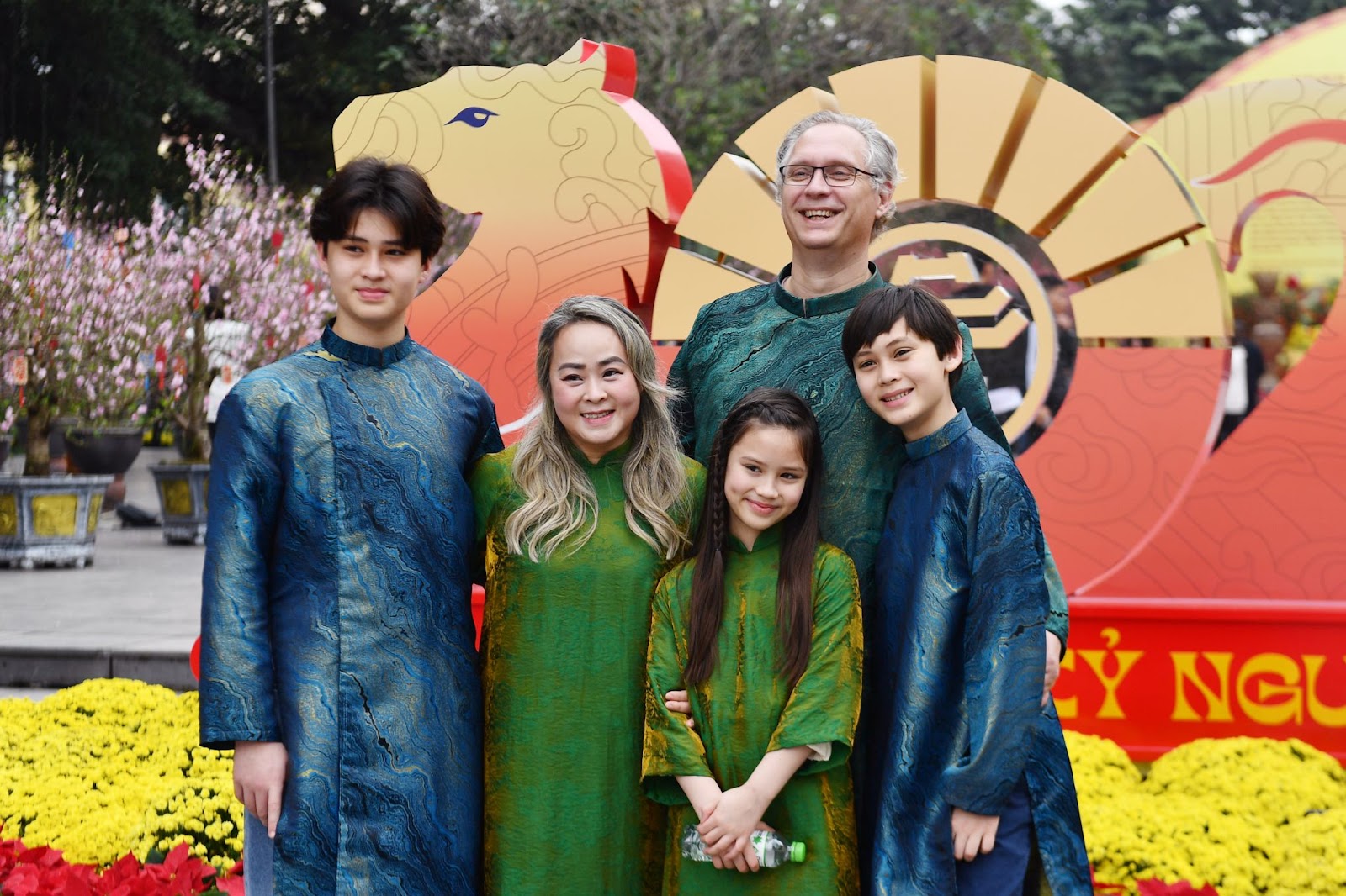 Du khách thích thú lưu lại khoảnh khắc đầu xuân bên người thân.