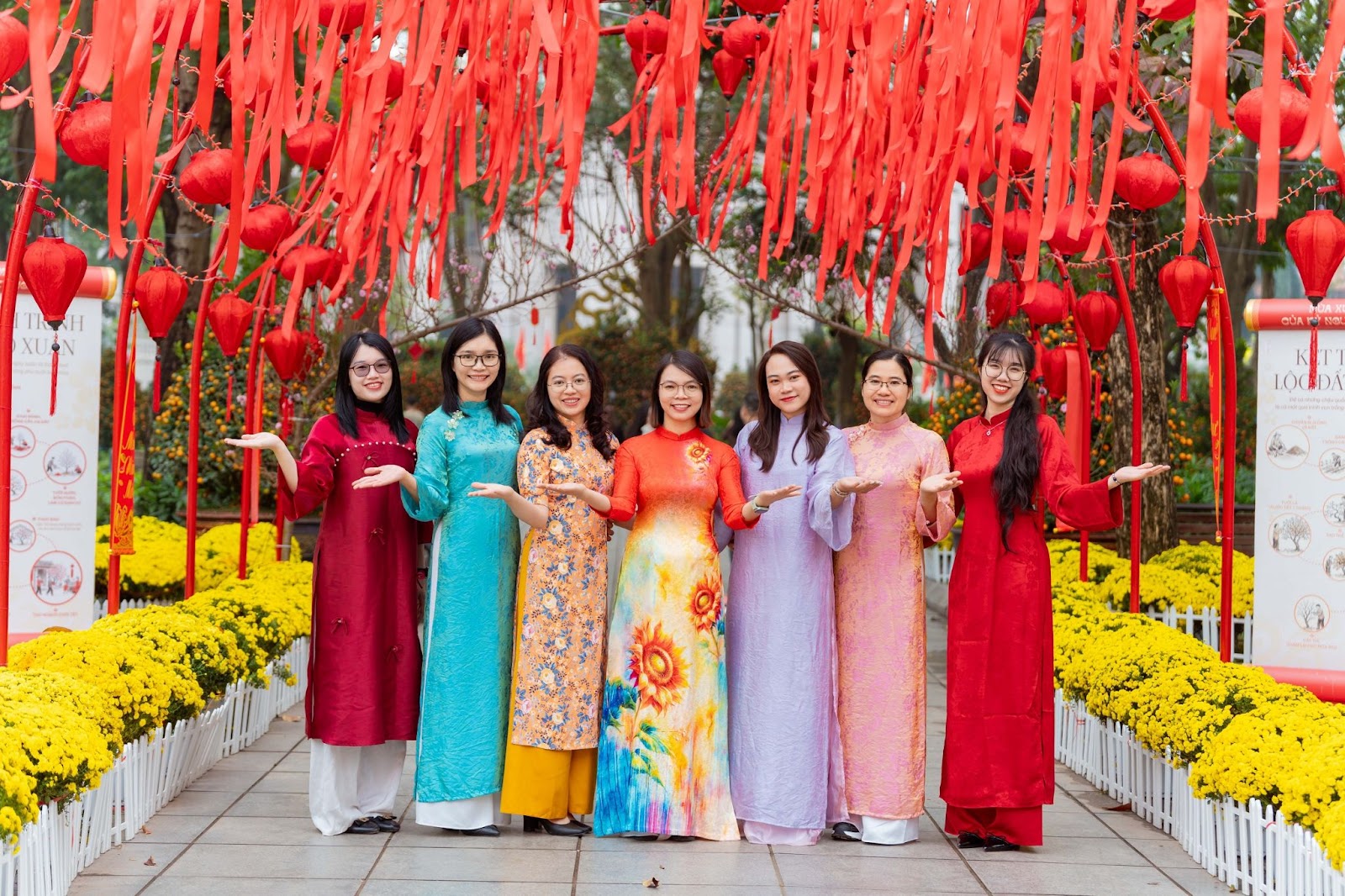 Những tà áo dài sặc sỡ màu sắc nổi bật hòa vào không gian hoa xuân.