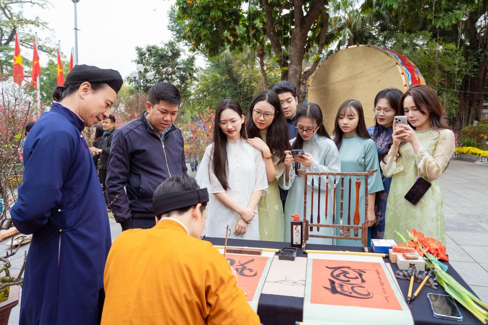 Các bạn trẻ nô nức xin chữ thầy đồ trong không gian hoa xuân Lý Thái Tổ