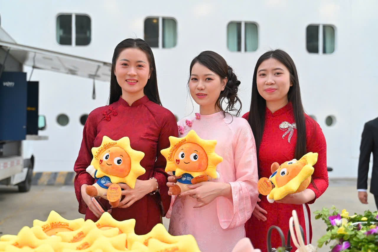 Không khí đón khách đầu năm mang đậm sắc xuân Việt Nam.