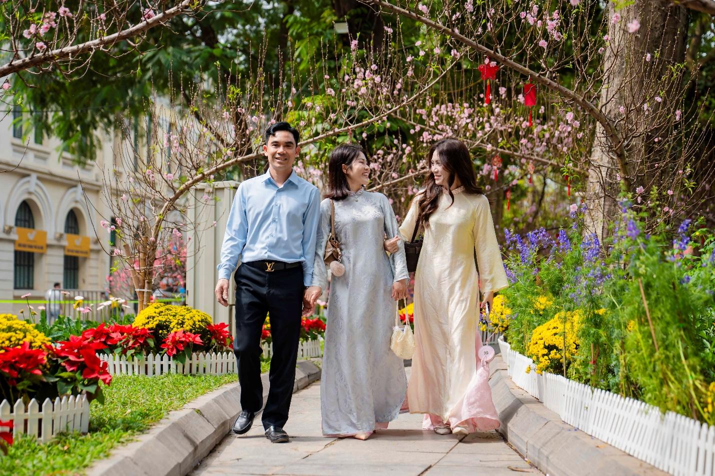 Người dân và du khách đổ về Không gian hoa xuân Lý Thái Tổ (Hà Nội) để tận hưởng không khí Tết ngay từ những ngày đầu năm mới Bính Ngọ.