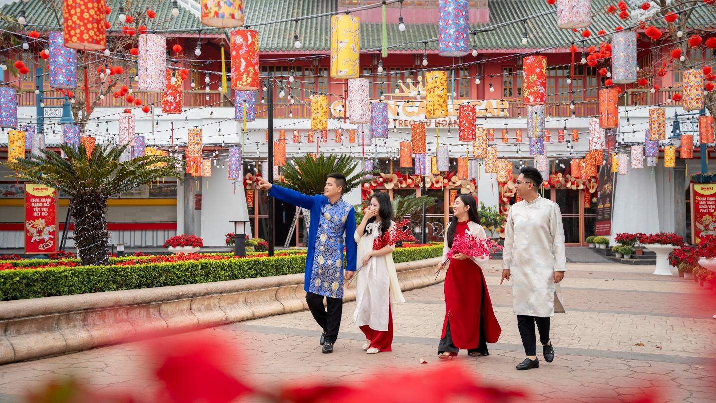 Du khách thong dong dạo bước trên những con đường được trang hoàng rực rỡ sắc màu Tết.