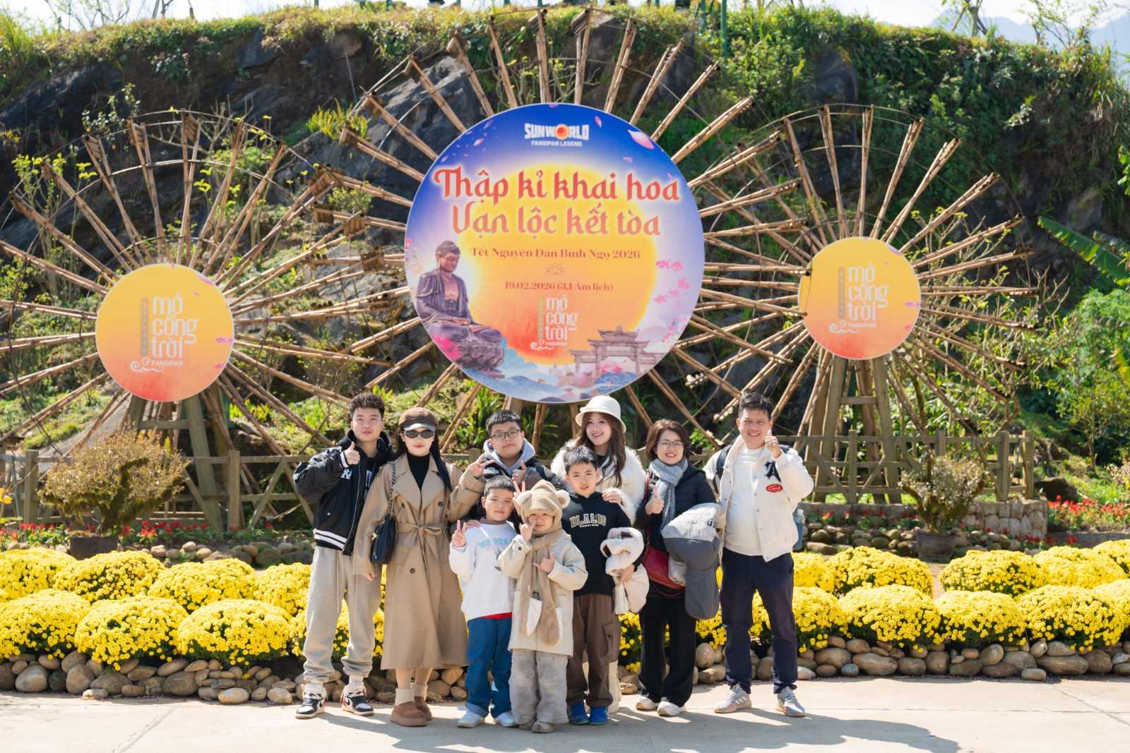 Du khách check-in tại Bản Mây.