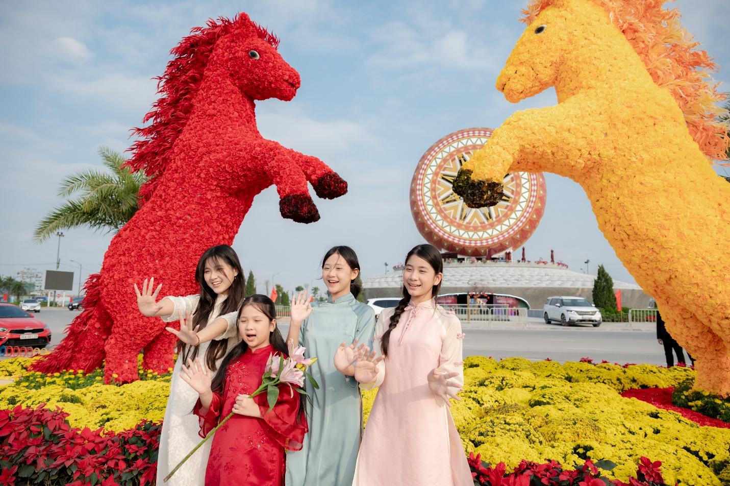 Giới trẻ check-in bên tiểu cảnh “Song mã nghênh xuân” và mô hình Trống Đọi Tam khổng lồ Quảng trường thời đại.