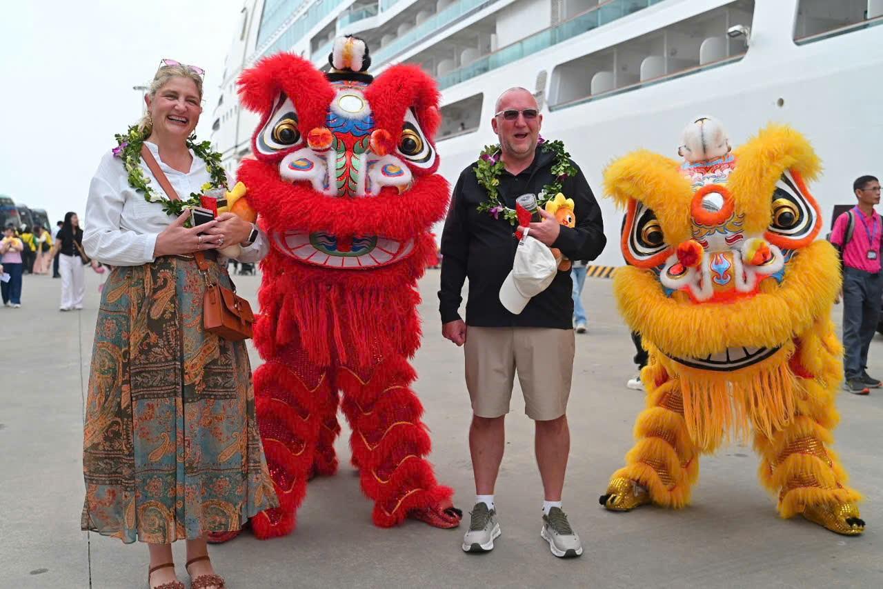 Hai siêu du thuyền chở theo hàng nghìn du khách quốc tế “xông đất” Cảng tàu khách quốc tế Hạ Long ngày mùng 1 Tết.