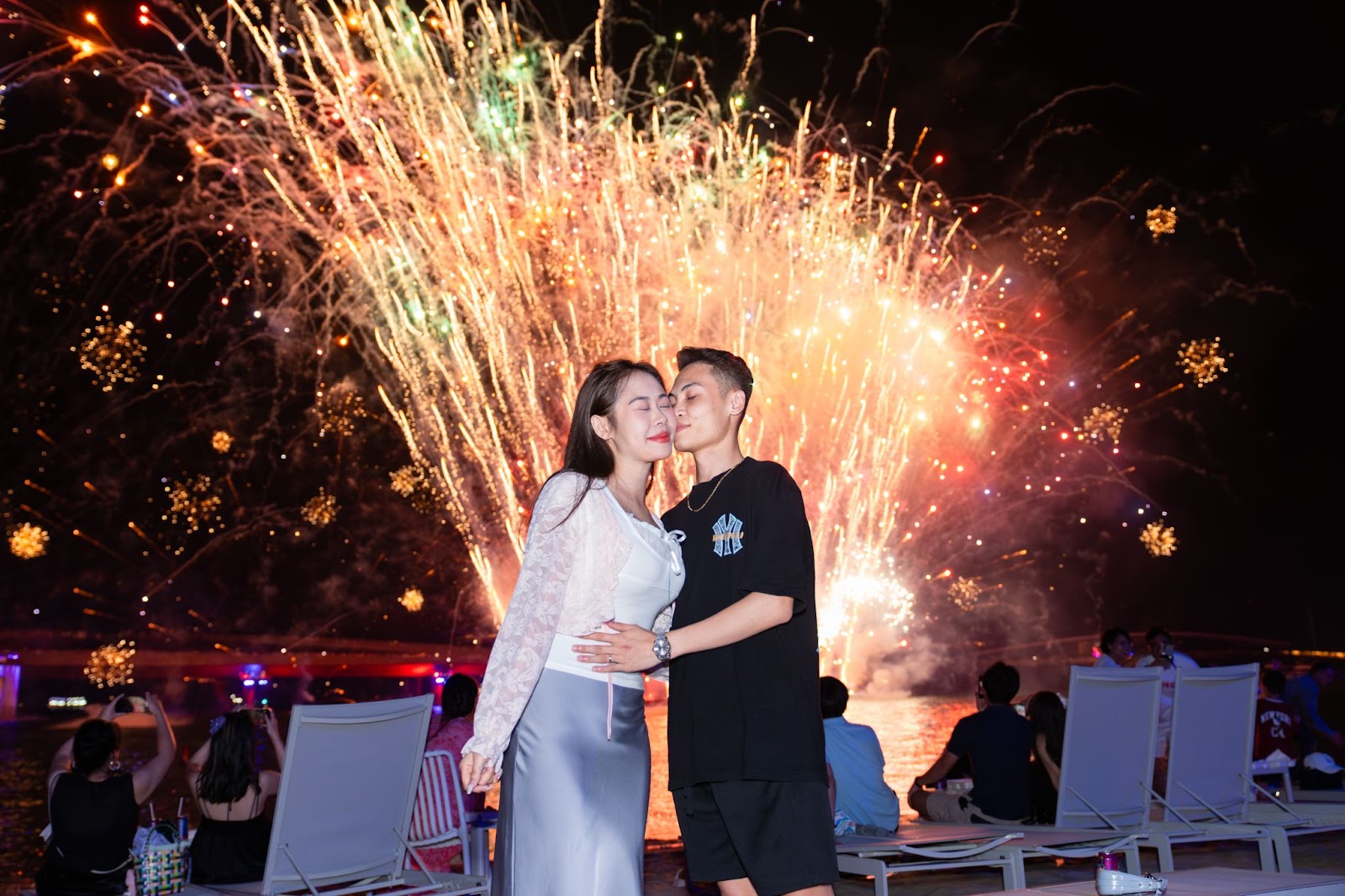 Màn pháo hoa tưng bừng hàng đêm ở Thị trấn Hoàng Hôn khiến kỳ nghỉ 8/3 của các cặp đôi thêm lãng mạn.