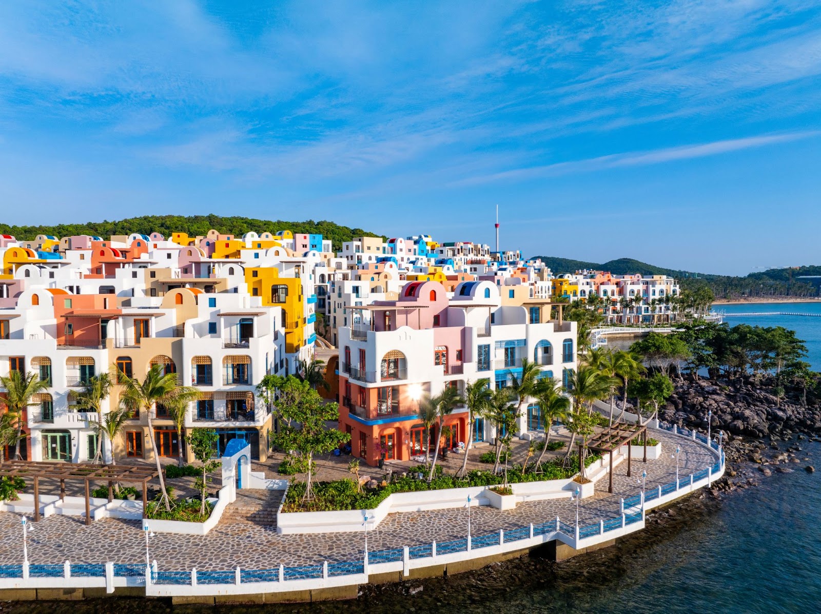 Không gian tại Santo Port mở ra lối dạo biển, ban công nhỏ và những con hẻm uốn lượn.