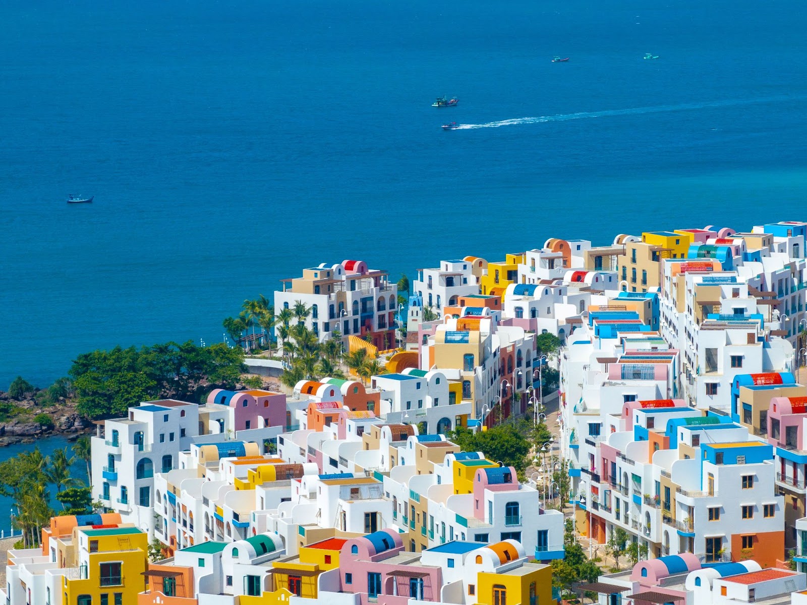 Toàn cảnh Santo Port với các dãy nhà bậc thang hướng biển tại Hòn Thơm.