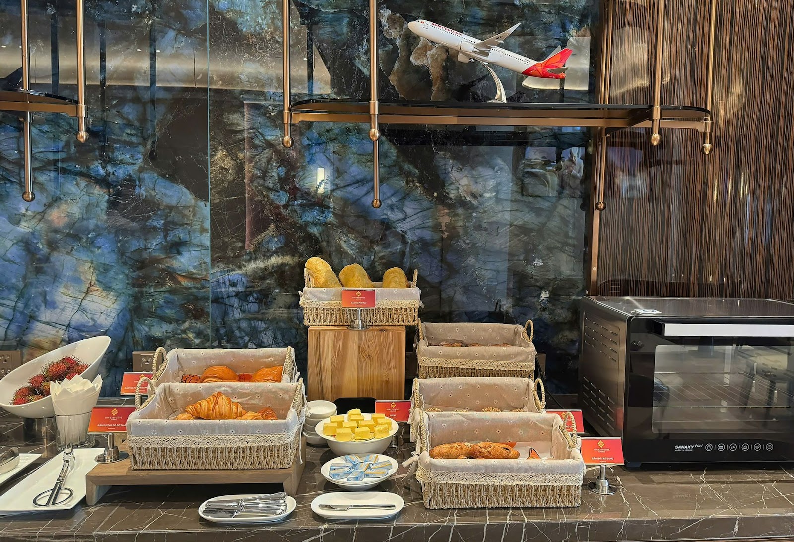 Bánh mì thủ công Eric Kayser từ Paris được phục vụ tươi mới mỗi ngày tại phòng chờ.