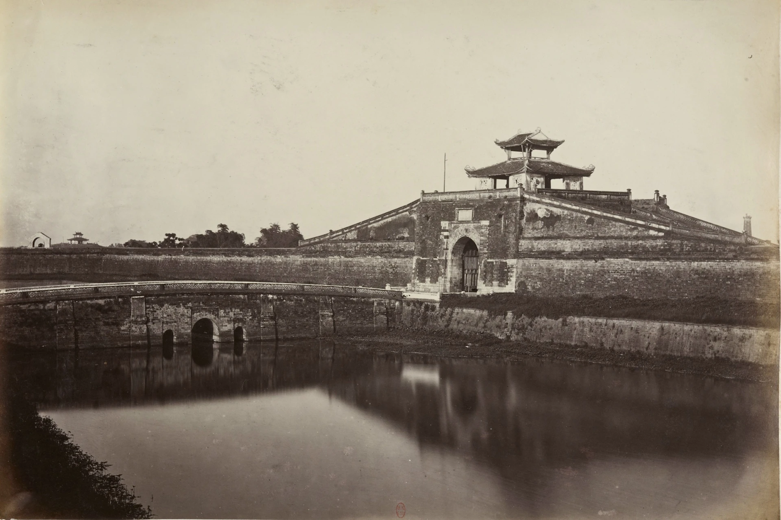 Đoạn sông Tô Lịch là hào thành chảy ngang qua Cửa Bắc khi chưa bị lấp (nay là phố Phan Đình Phùng), được tác giả Viên Mai Nguyễn Công Chí miêu tả là "nước trong đáy sạch". Ảnh tư liệu: Charles-Edouard Hocquard, chụp năm 1884 -1885.