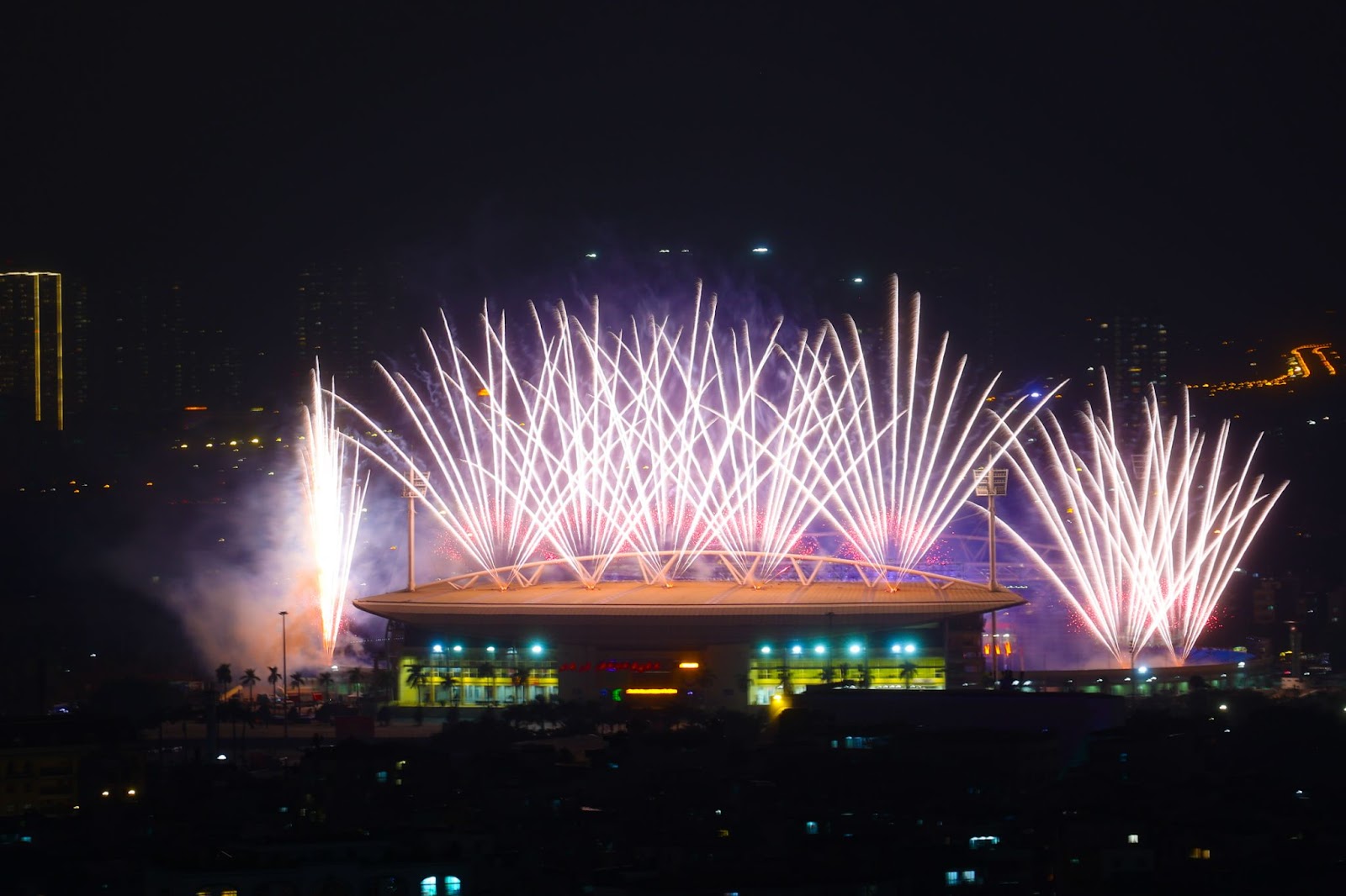 Khoảnh khắc pháo hoa bùng nổ rực rỡ trên bầu trời thủ đô trong tối tổng duyệt 21/1.