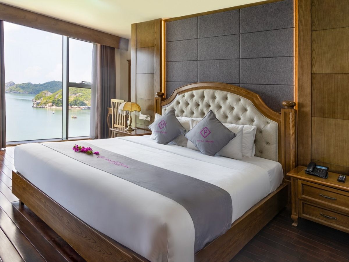 08-ph%C3%B2ng-Suit-tai-cat-ba-paradise-hotel-voi-view-huong-bien-cuc-chill.jpg