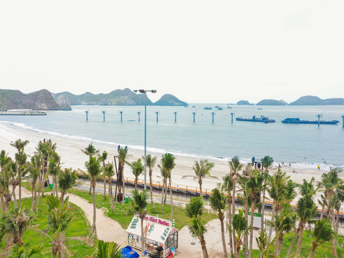 Trải nghiệm những bãi tắm bờ cát trắng mịn tại Cát Bà.