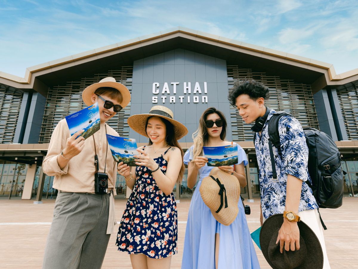 Di chuyển đến bãi Tùng Thu Cát Bà bằng cáp treo.