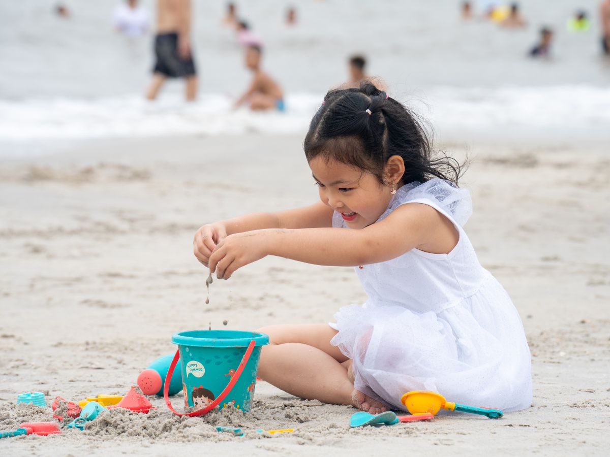 Nhiều hoạt động vui chơi tại bãi Tùng Thu Cát Bà.