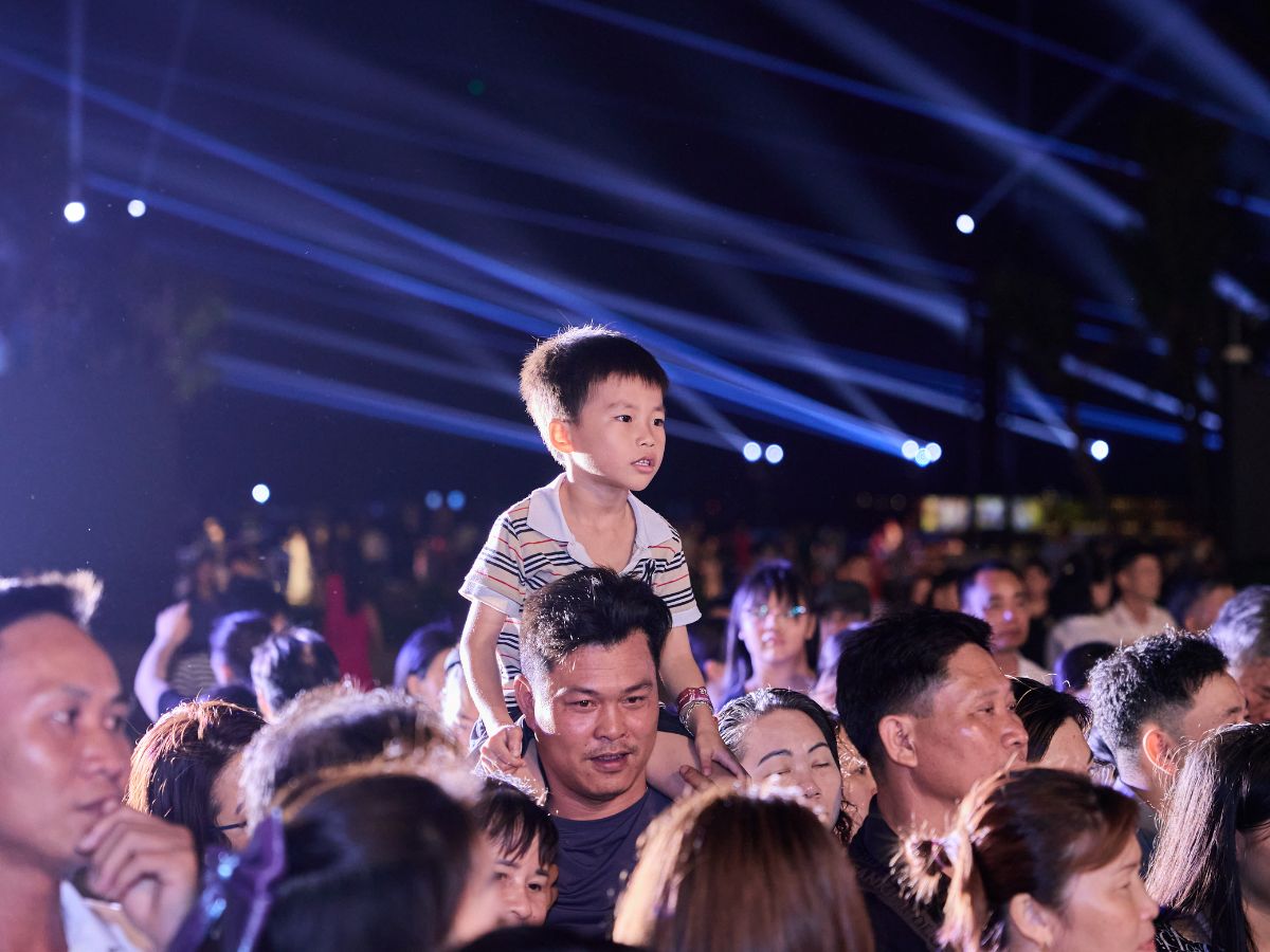 Dạo phố khi Cát Bà về đêm.