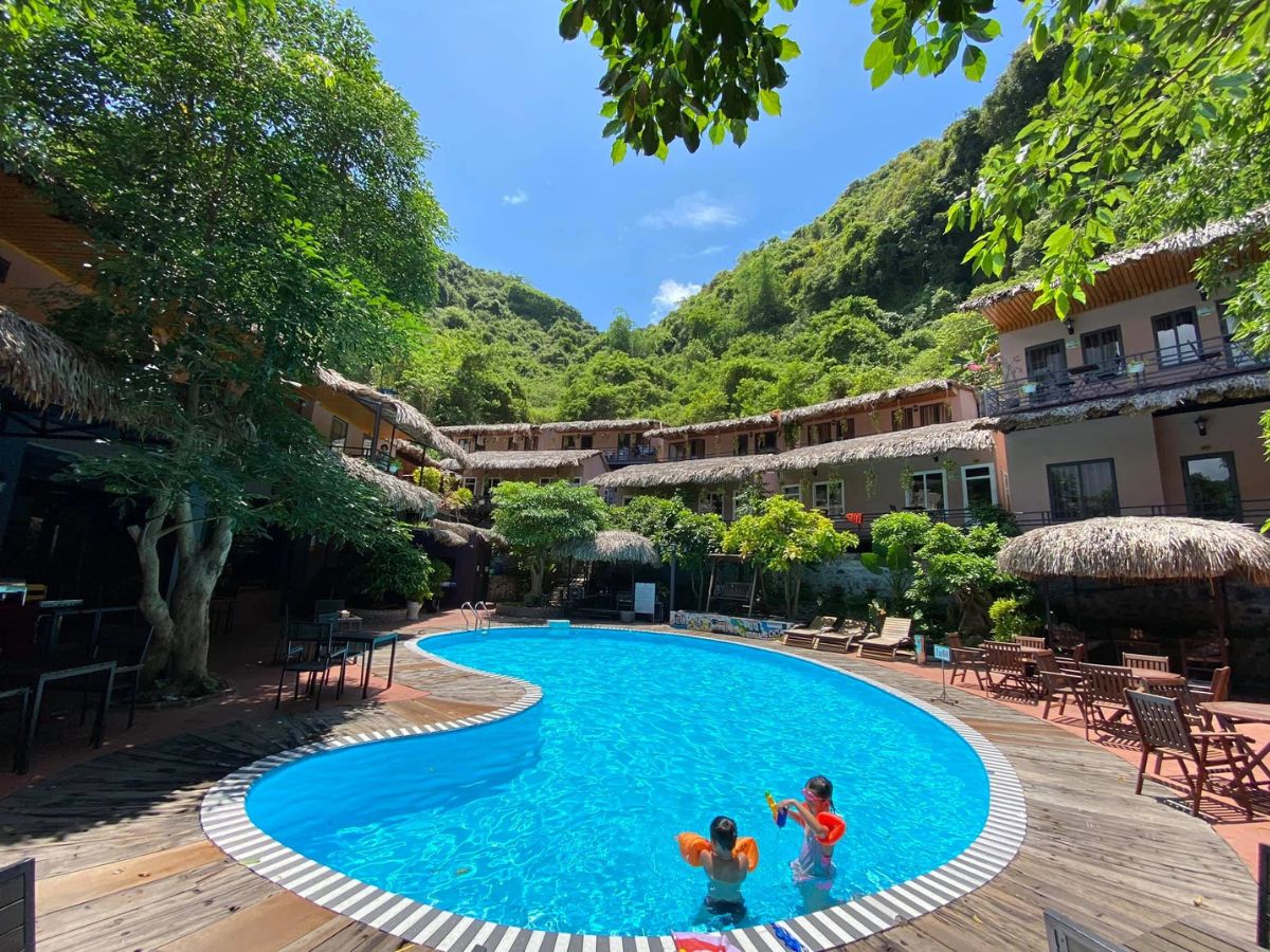 Oasis Bar Cát Bà có hồ bơi ngoài trời.