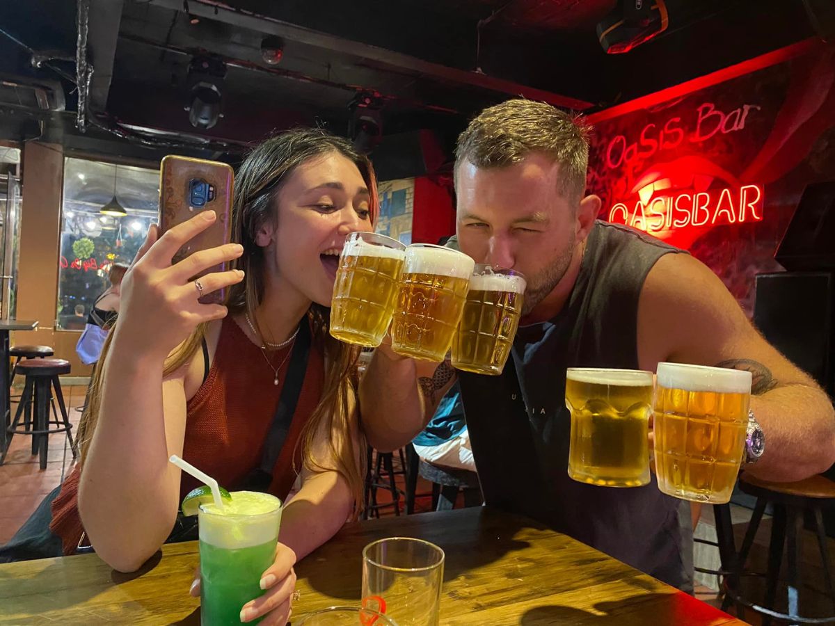 Nên đặt bàn trước tại Oasis Bar Cát Bà.