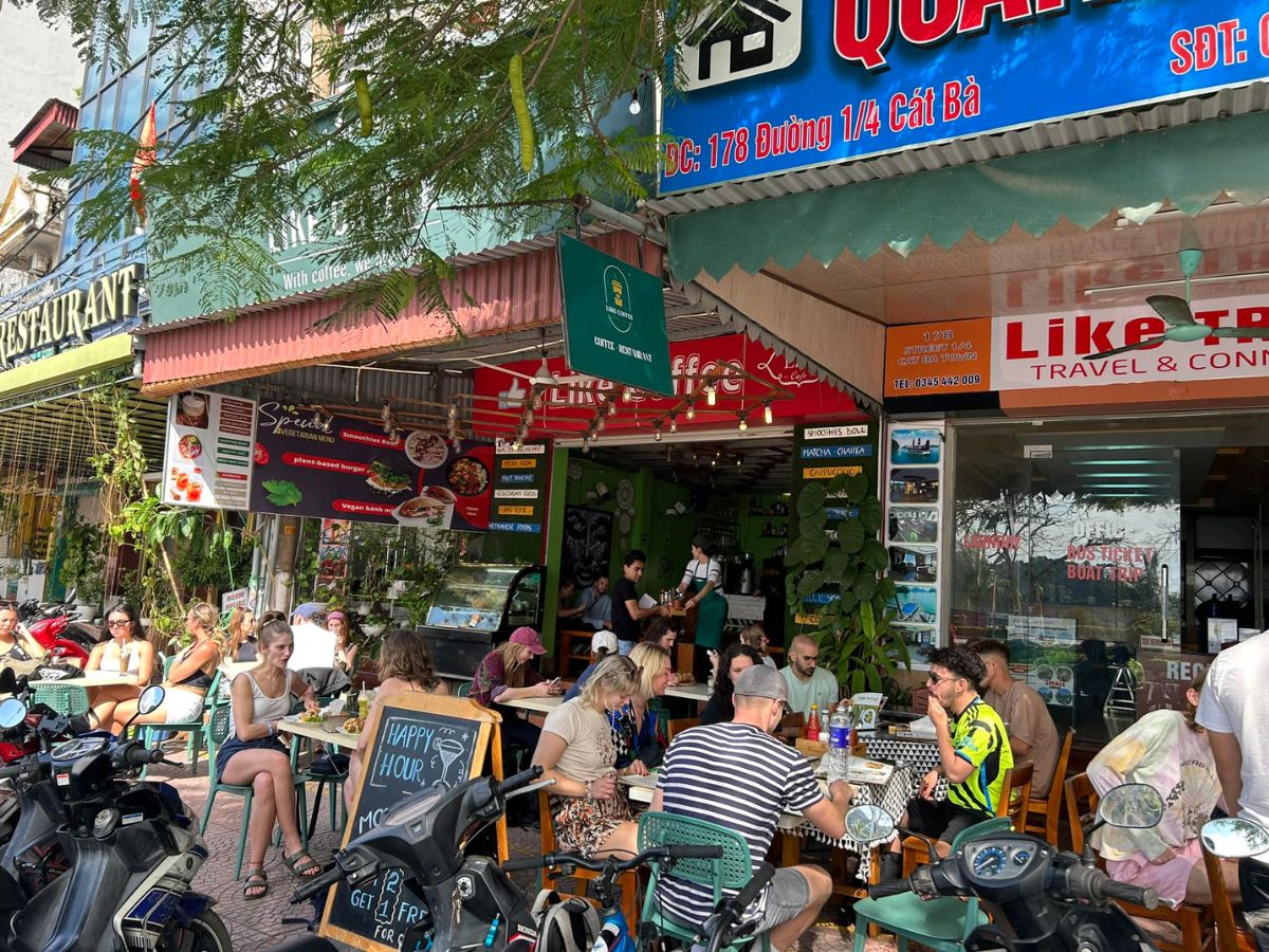 Like Coffee là quán cafe Cát Bà quen thuộc với du khách.