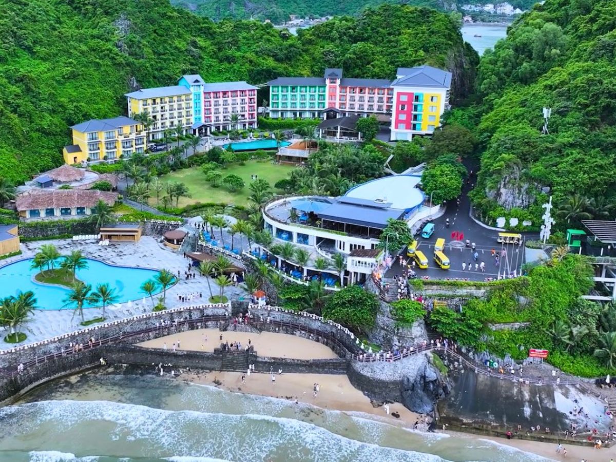 The May Legend CatBa Resort has a prime location.