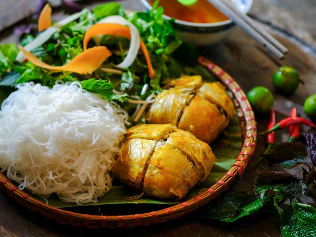 Thưởng thức nem hải sản đặc sản nổi tiếng của Hải Phòng