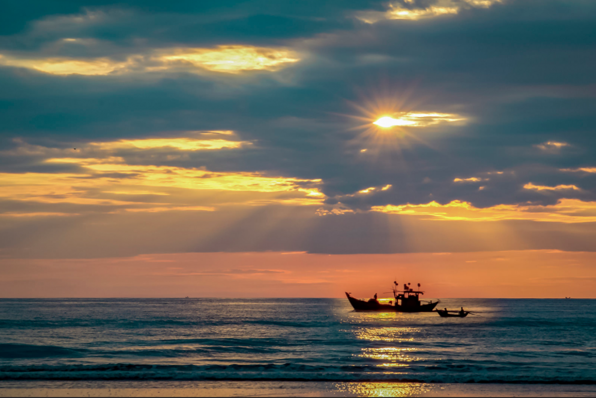 Du khách nên dậy sớm để đón khung cảnh binh minh hùng vĩ trên biển.