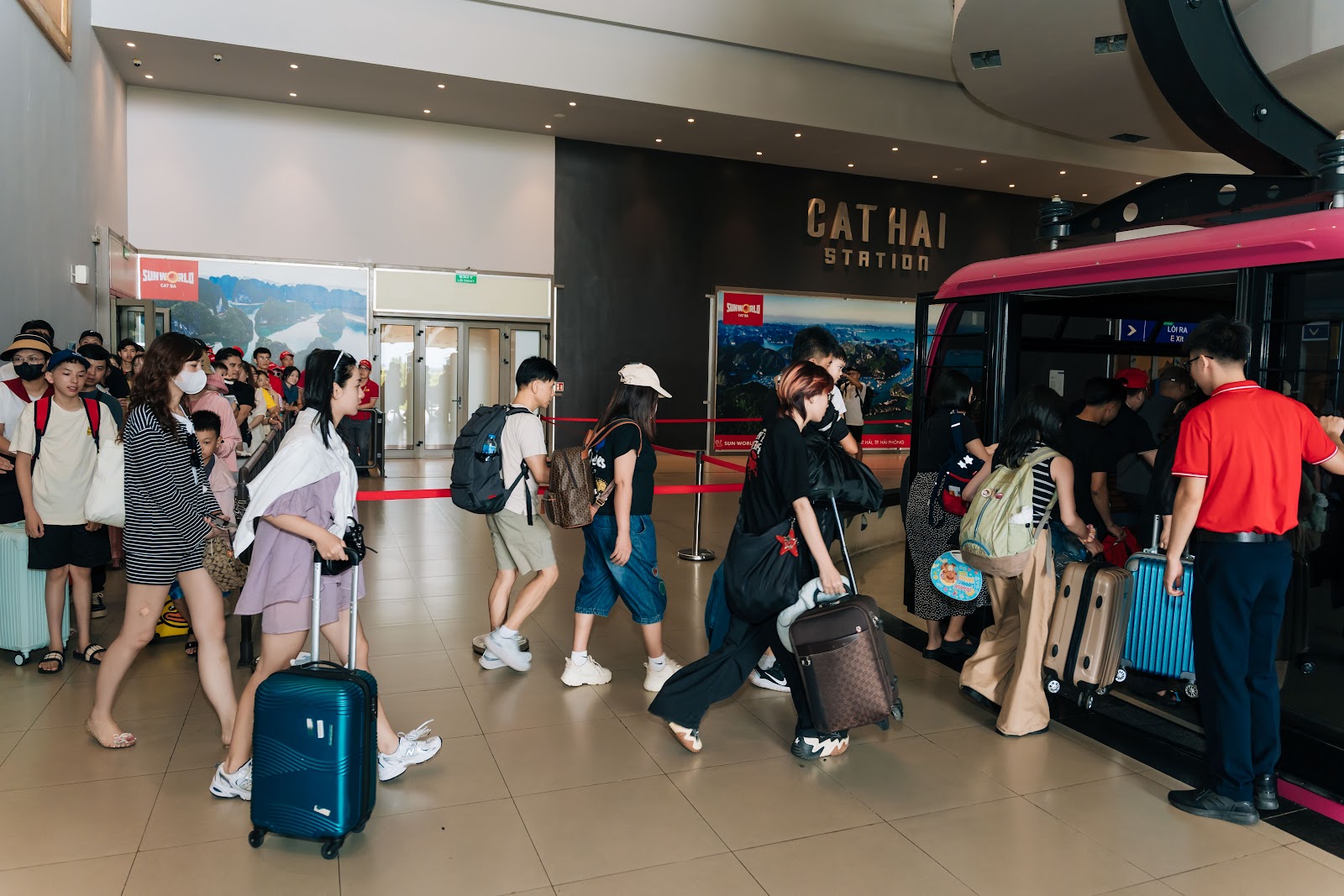 Cat Hai Station is modern and convenient.