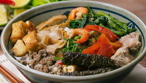 Bánh đa cua nóng hổi, đậm đà vị hải sản khiến thực khách say mê.