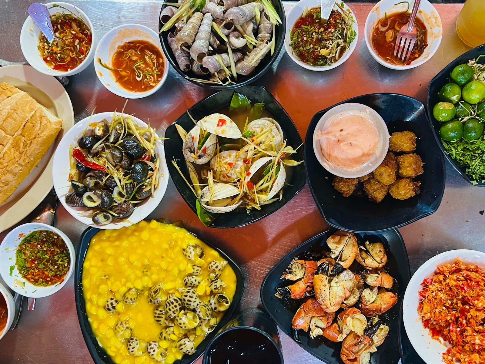 Món ốc xào với đủ loại gia vị là món ăn vặt quen thuộc của người dân Hải Phòng.