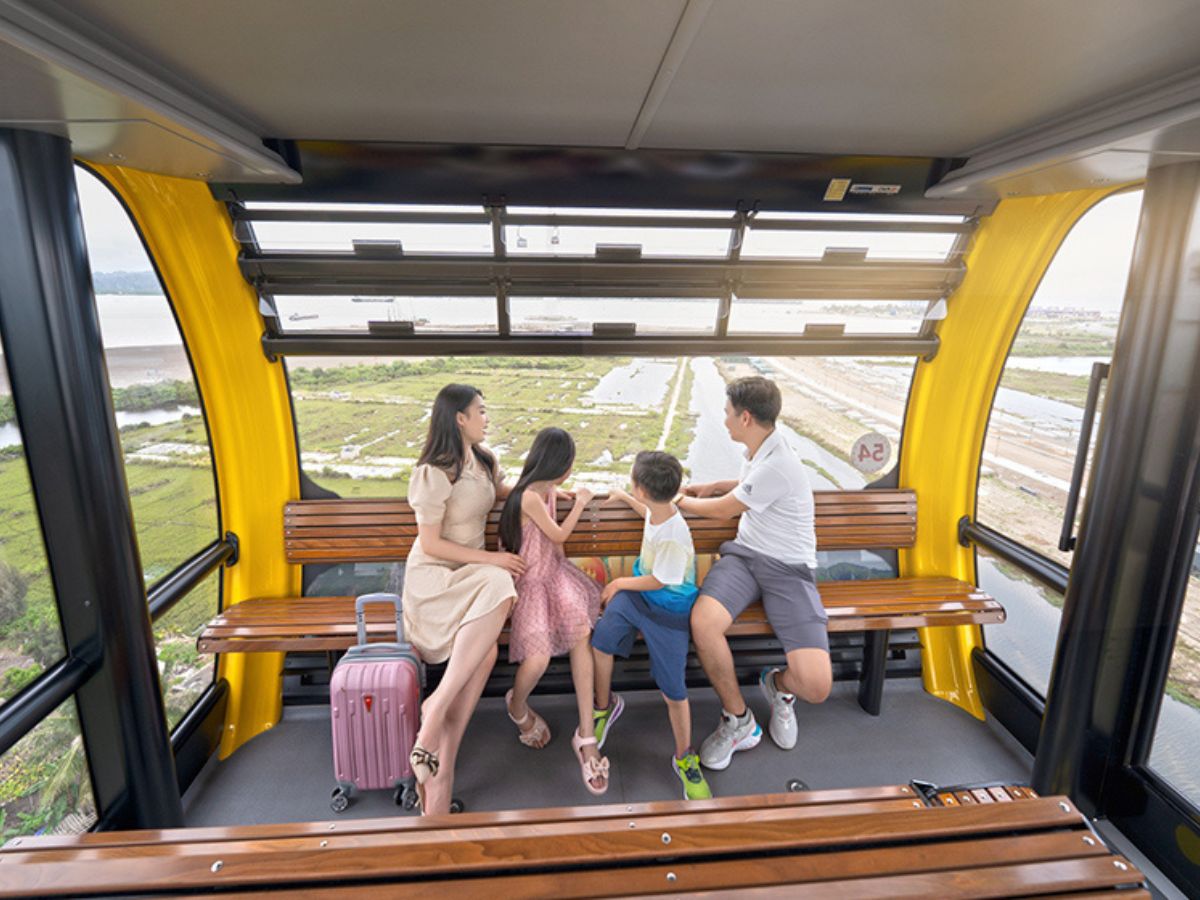 Di chuyển bằng cáp treo Sun World Cat Ba khám phá thiên nhiên vịnh Lan Hạ.