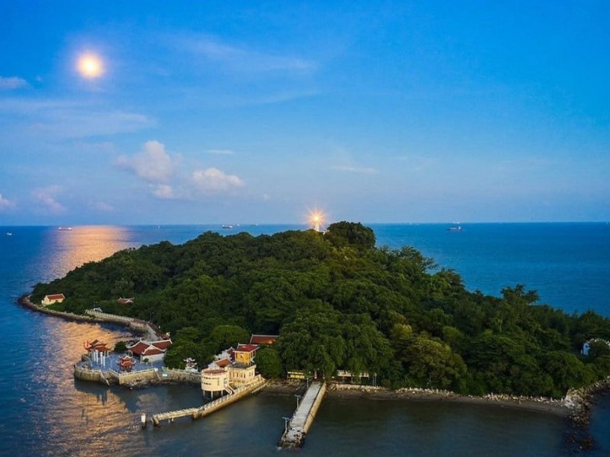 Hon Dau Island is conveniently located for exploring other tourist attractions in Hai Phong