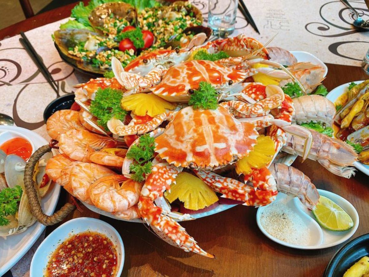 Fresh seafood caught by fishermen for tourists.