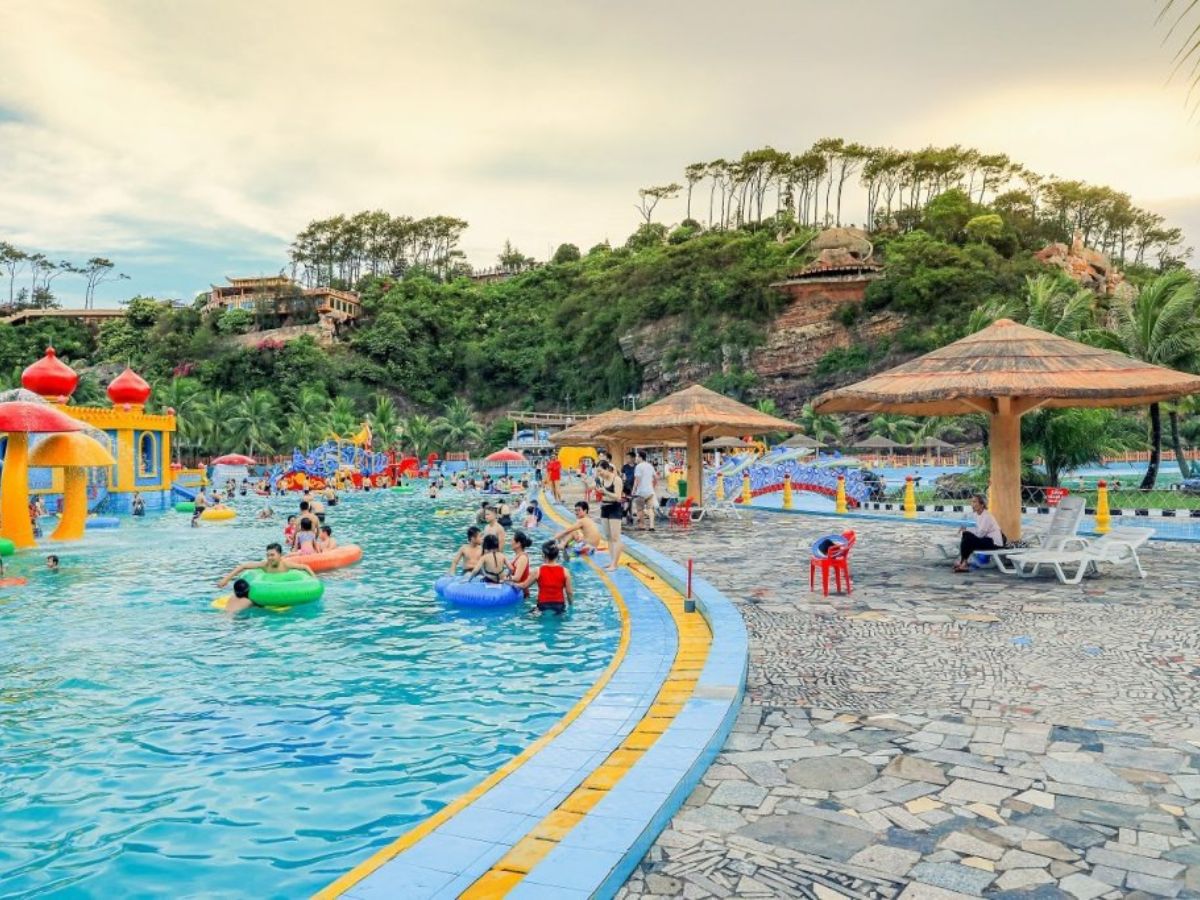 Traveling to Hon Dau from April to October, the weather is stable and favorable for outdoor activities.