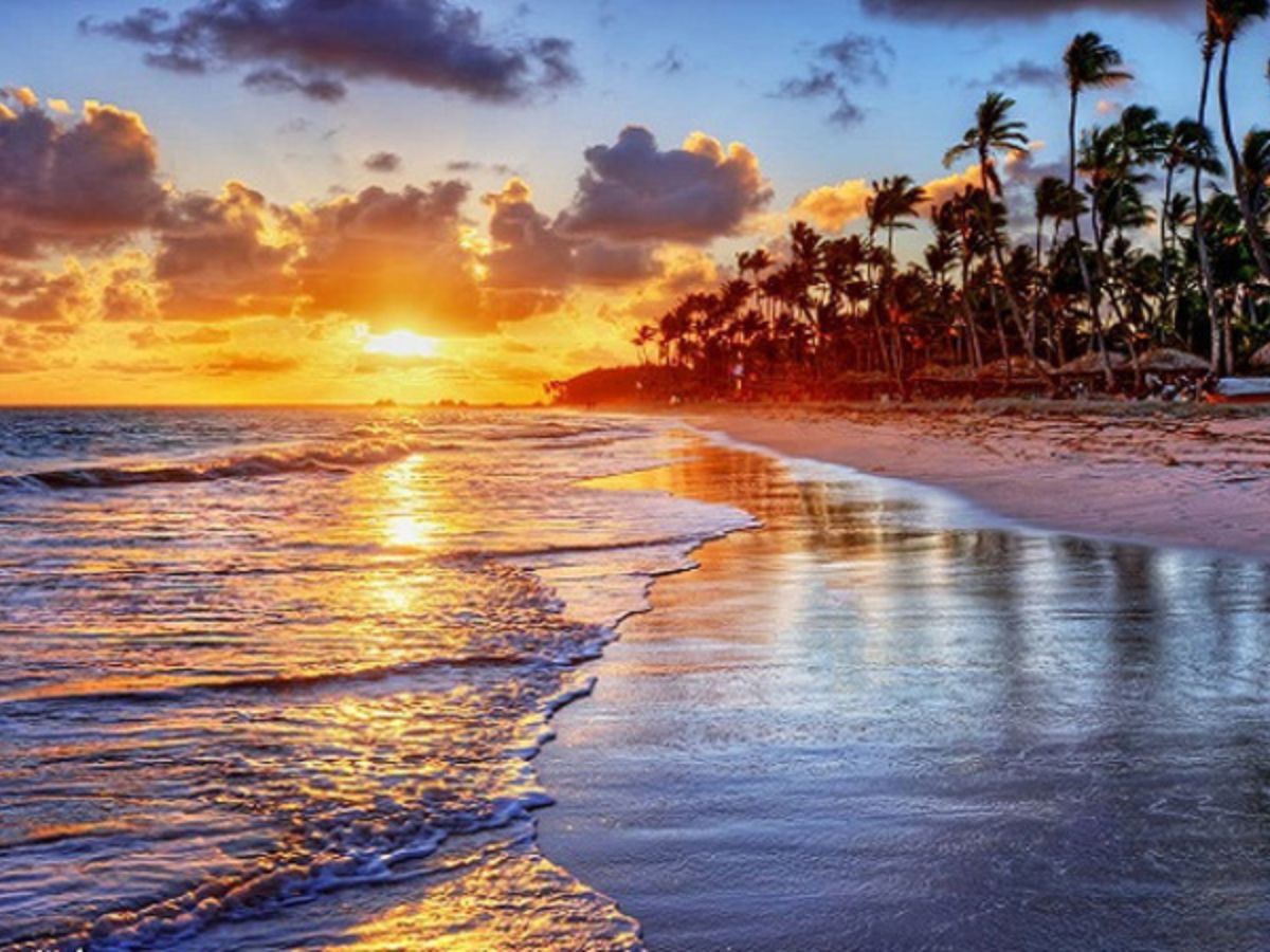 Do Son Beach is beautiful under the poetic sunset.